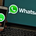 En esta ilustración fotográfica, se muestra el logotipo de un comunicador en línea de WhatsApp y un fondo de pantalla del RGPD en dispositivos inteligentes en L'Aquila (Italia) el 14 de mayo de 2021. (Ilustración fotográfica de Lorenzo Di Cola/NurPhoto a través de Getty Images)