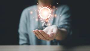 En la mano de una mujer con icono una bombilla Y hay un icono de engranaje en él. la bombilla de luz brillante es la idea, la innovación, la creatividad, la inspiración, la lluvia de ideas y la imaginación. tecnología educación intelectual símbolo futuro invención estrategia energía luz cerebro desarrollo ciencia genio.