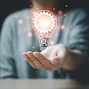 En la mano de una mujer con icono una bombilla Y hay un icono de engranaje en él. la bombilla de luz brillante es la idea, la innovación, la creatividad, la inspiración, la lluvia de ideas y la imaginación. tecnología educación intelectual símbolo futuro invención estrategia energía luz cerebro desarrollo ciencia genio.