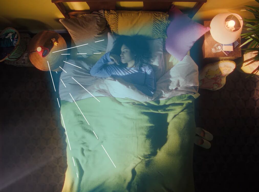 Gracias a su innovador sensor de movimiento, Alarmo no solo detecta los movimientos del usuario en la cama, sino que también ofrece datos sobre la calidad del sueño, brindando una experiencia de despertar personalizada e interactiva.