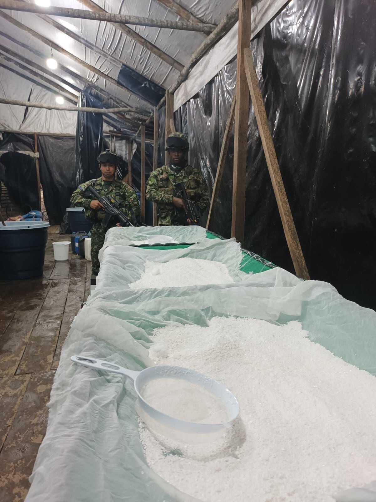 Militares en la operación.