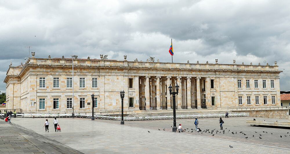 El congresista es un ciudadano (a) elegido en elecciones democráticas para representar a una población o región del país. El congresista es un funcionario público.