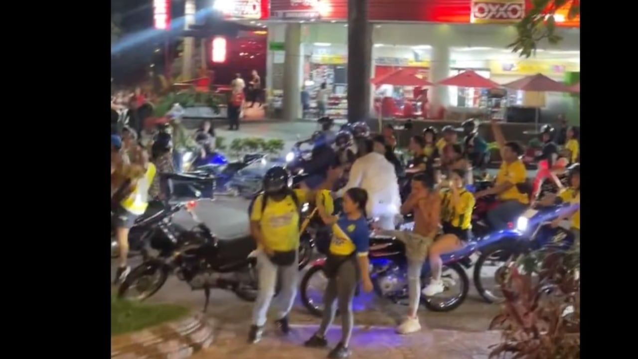 Hinchas del Bucaramanga llegan al hotel donde se hospeda Santa Fe previo a la final ida de la Liga.