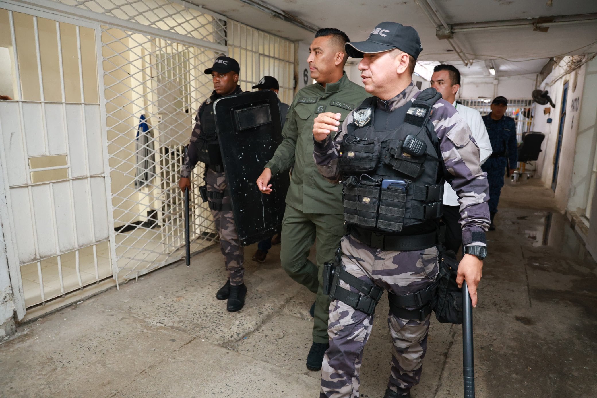 Inpec responde a 'plan pistola' con megaoperativo en 123 cárceles del país.