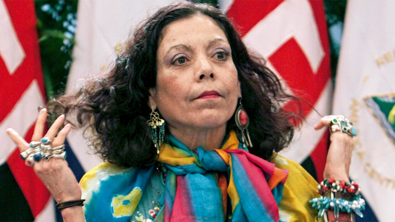 Lleva el azul turquesa en la ropa y las joyas porque le confiere abundancia y poder. Su madre era una bruja de Niquinohomo, cuna de las hechiceras más famosas de Nicaragua, y la introdujo en las artes ocultas.