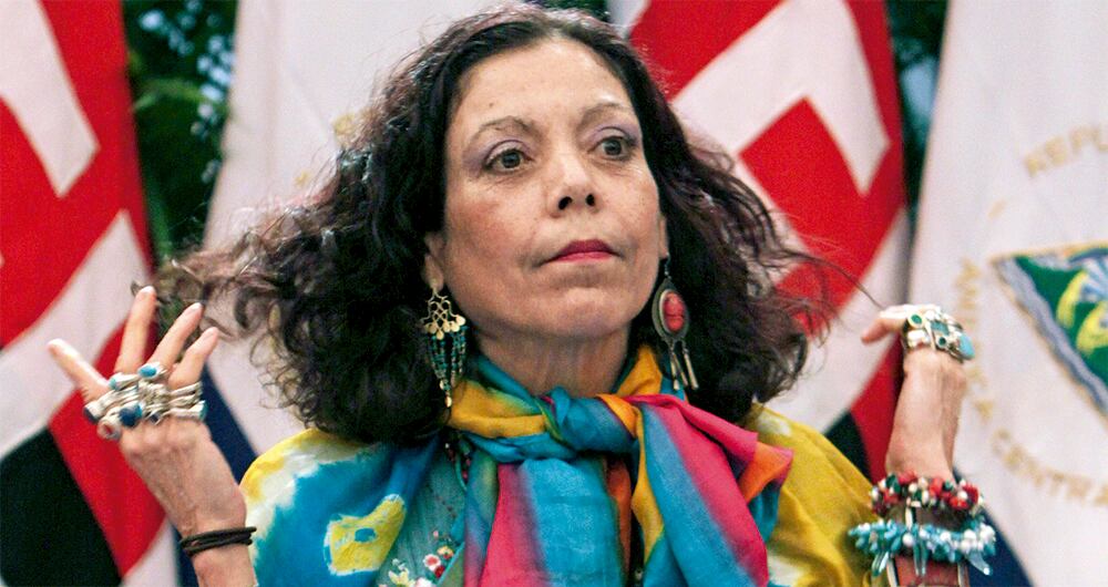    Lleva el azul turquesa en la ropa y las joyas porque le confiere abundancia y poder. Su madre era una bruja de Niquinohomo, cuna de las hechiceras más famosas de Nicaragua, y la introdujo en las artes ocultas. 