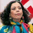 Lleva el azul turquesa en la ropa y las joyas porque le confiere abundancia y poder. Su madre era una bruja de Niquinohomo, cuna de las hechiceras más famosas de Nicaragua, y la introdujo en las artes ocultas.