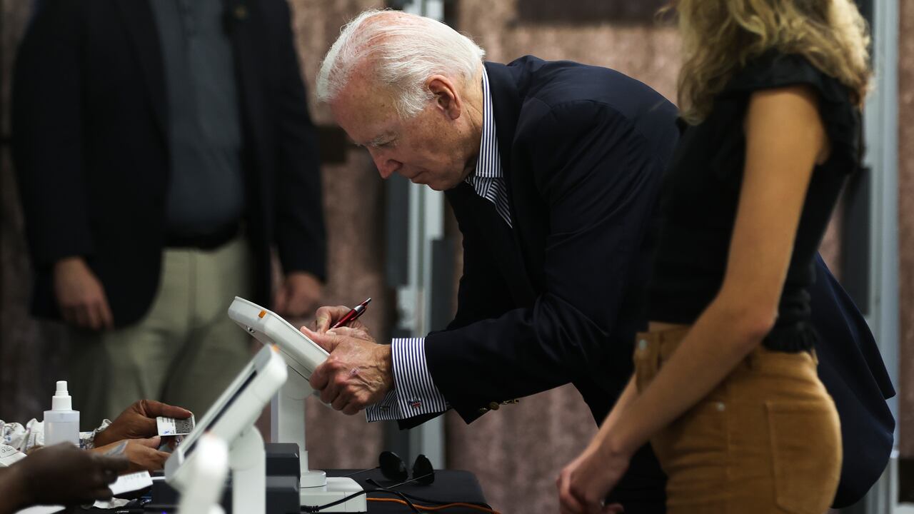 El presidente Joe Biden se prepara para emitir su voto durante la votación anticipada para las elecciones intermedias de EE. UU. de 2022 con su nieta Natalie Biden, quien vota por primera vez.