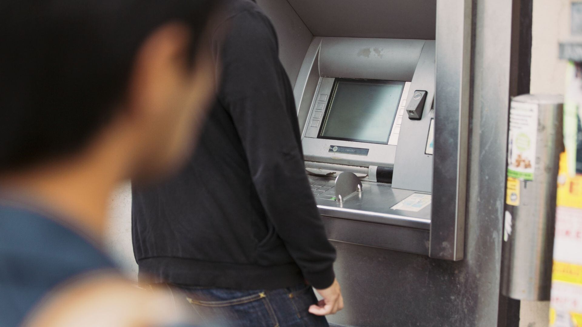 Los delincuentes emplean diversas técnicas para robar los cajeros automáticos.