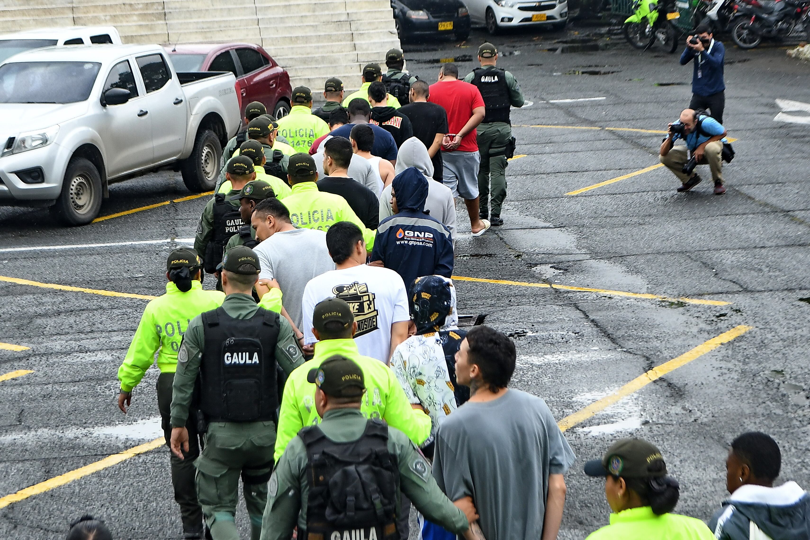 Santiago de Cali. Una estructura delincuencial conocida como ‘Los Cat’ fue desarticulada por la Policía Nacional, en un megaoperativo que contó con 34 diligencias de allanamiento y 24 capturas en Bogotá, Cali y Medellín. A través de redes sociales comercializaban supuesta maquinaria amarrilla y una vez encontraban a un posible comprador generaban toda una maniobra engañosa para atraerlo, secuestrarlo y cobrar altas extorsiones.