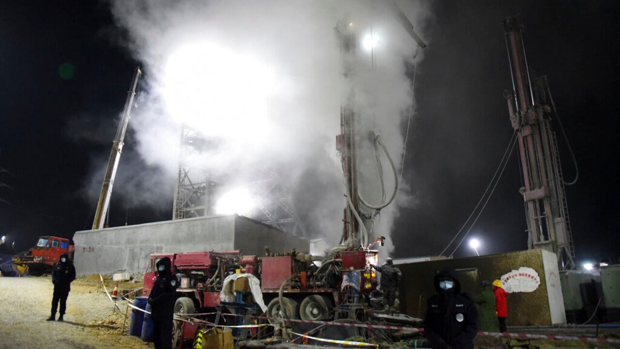 “No dejen de intentar rescatarnos”: el desesperado llamado de mineros atrapados en una mina en China