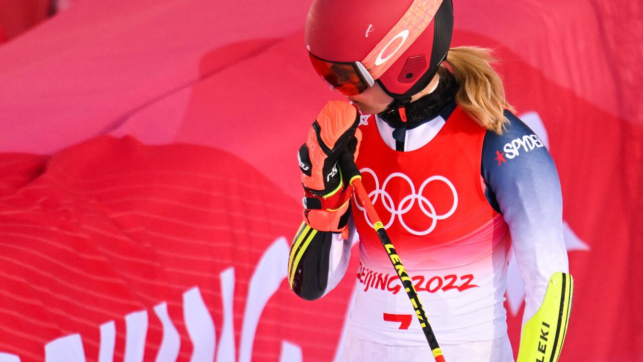 USA's Mikaela Shiffrin reacts after competing in the first run of the women's giant slalom during the Beijing 2022 Winter Olympic Games at the Yanqing National Alpine Skiing Centre in Yanqing on February 7, 2022. (Photo by Fran�ois-Xavier MARIT / AFP)