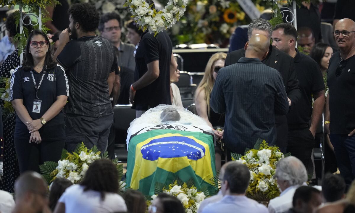 El féretro con los restos mortales de la fallecida leyenda del fútbol Pelé, durante la capilla ardiente sobre el césped del estadio Vila Belmiro, en Santos, Brasil, el 2 de enero de 2023. (AP Foto/Andre Penner)