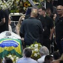 El féretro con los restos mortales de la fallecida leyenda del fútbol Pelé, durante la capilla ardiente sobre el césped del estadio Vila Belmiro, en Santos, Brasil, el 2 de enero de 2023. (AP/Andre Penner)