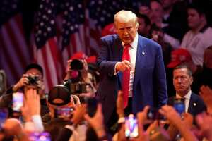 El expresidente Donald Trump, candidato presidencial republicano, hace gestos en un mitin de campaña en el Madison Square Garden, el domingo 27 de octubre de 2024, en Nueva York. (Foto AP/Evan Vucci)