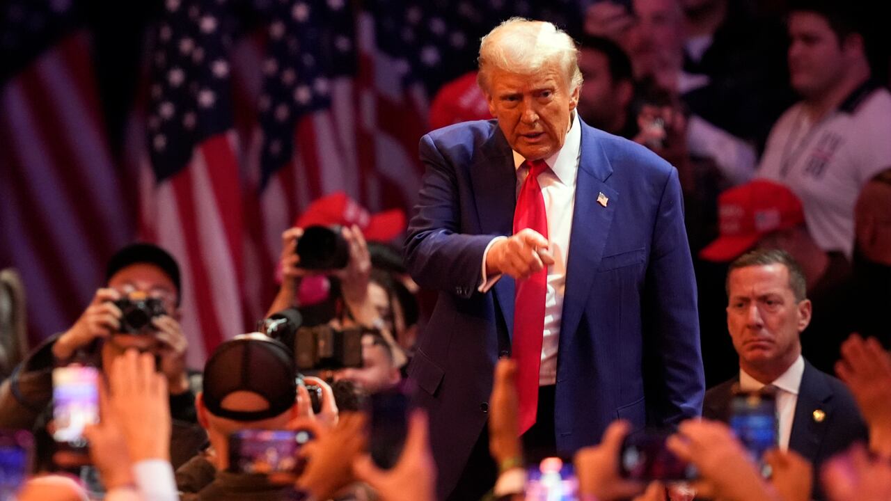 El expresidente Donald Trump, candidato presidencial republicano, hace gestos en un mitin de campaña en el Madison Square Garden, el domingo 27 de octubre de 2024, en Nueva York. (Foto AP/Evan Vucci)