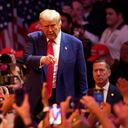 El expresidente Donald Trump, candidato presidencial republicano, hace gestos en un mitin de campaña en el Madison Square Garden, el domingo 27 de octubre de 2024, en Nueva York. (Foto AP/Evan Vucci)