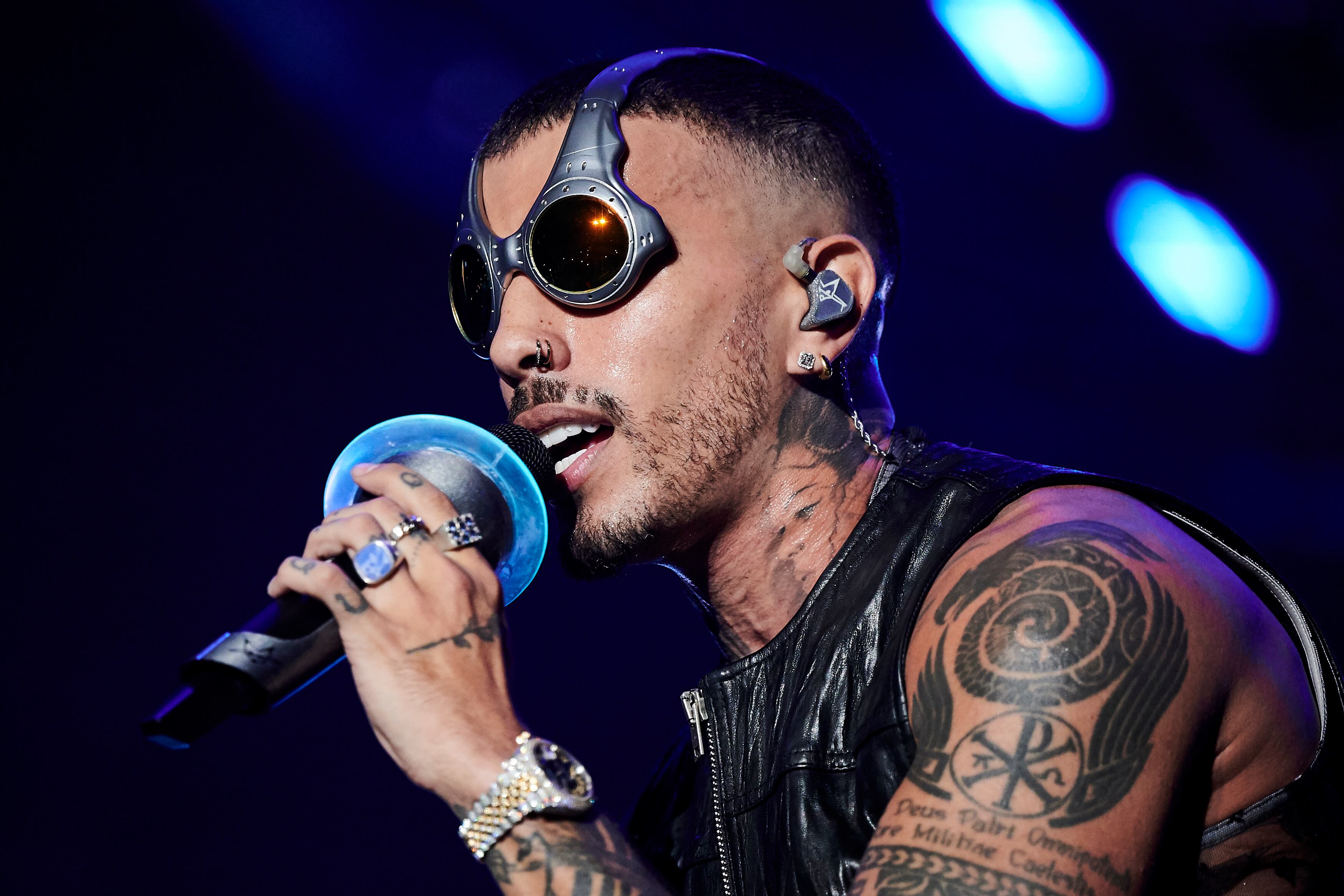 El cantante puertorriqueño Rauw Alejandro actúa en el escenario durante la gira mundial Saturno en el WiZink Center el 10 de septiembre de 2023 en Madrid, España. (Foto de Borja B. Hojas/Redferns)