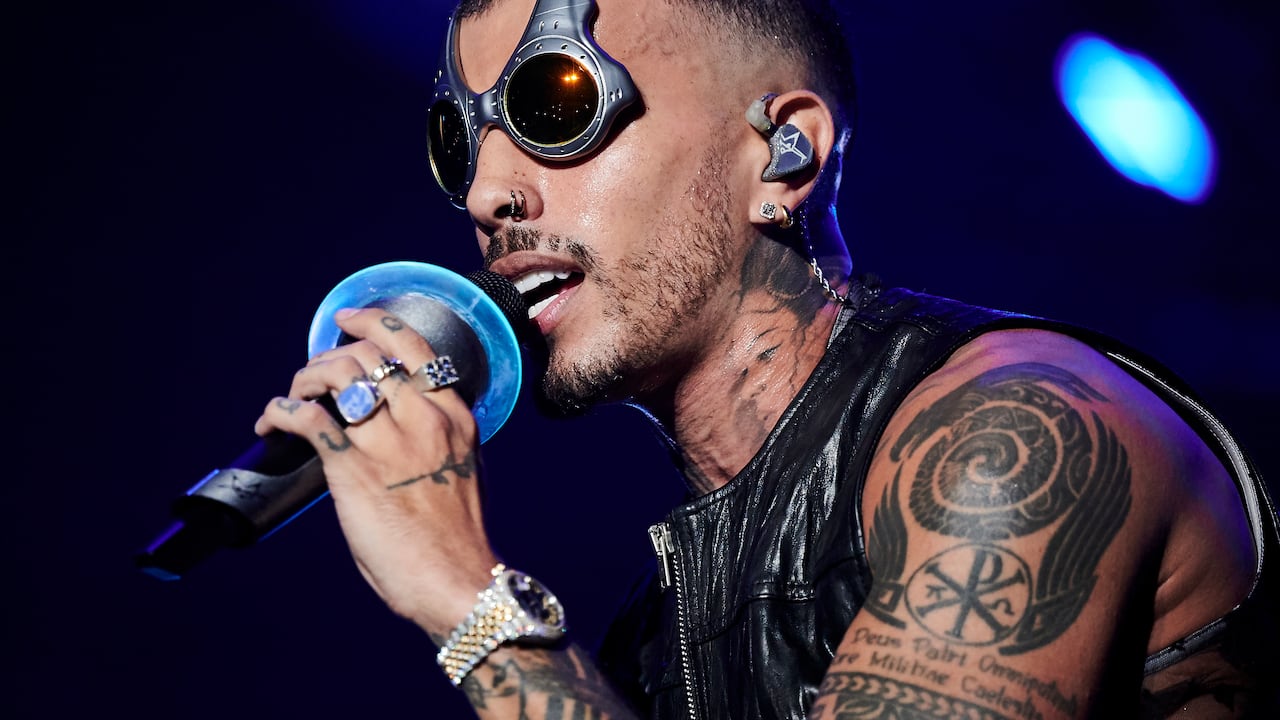 El cantante puertorriqueño Rauw Alejandro actúa en el escenario durante la gira mundial 'Saturno' en el WiZink Center el 10 de septiembre de 2023, en Madrid, España. (Foto de Borja B. Hojas/Redferns).