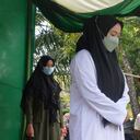 Una residente de la provincia indonesia de Aceh, donde junto a las leyes nacionales se aplica además la ley islámica, recibió este jueves un centenar de golpes de vara en la espalda como castigo tras confesar haber tenido relaciones sexuales fuera de su matrimonio.