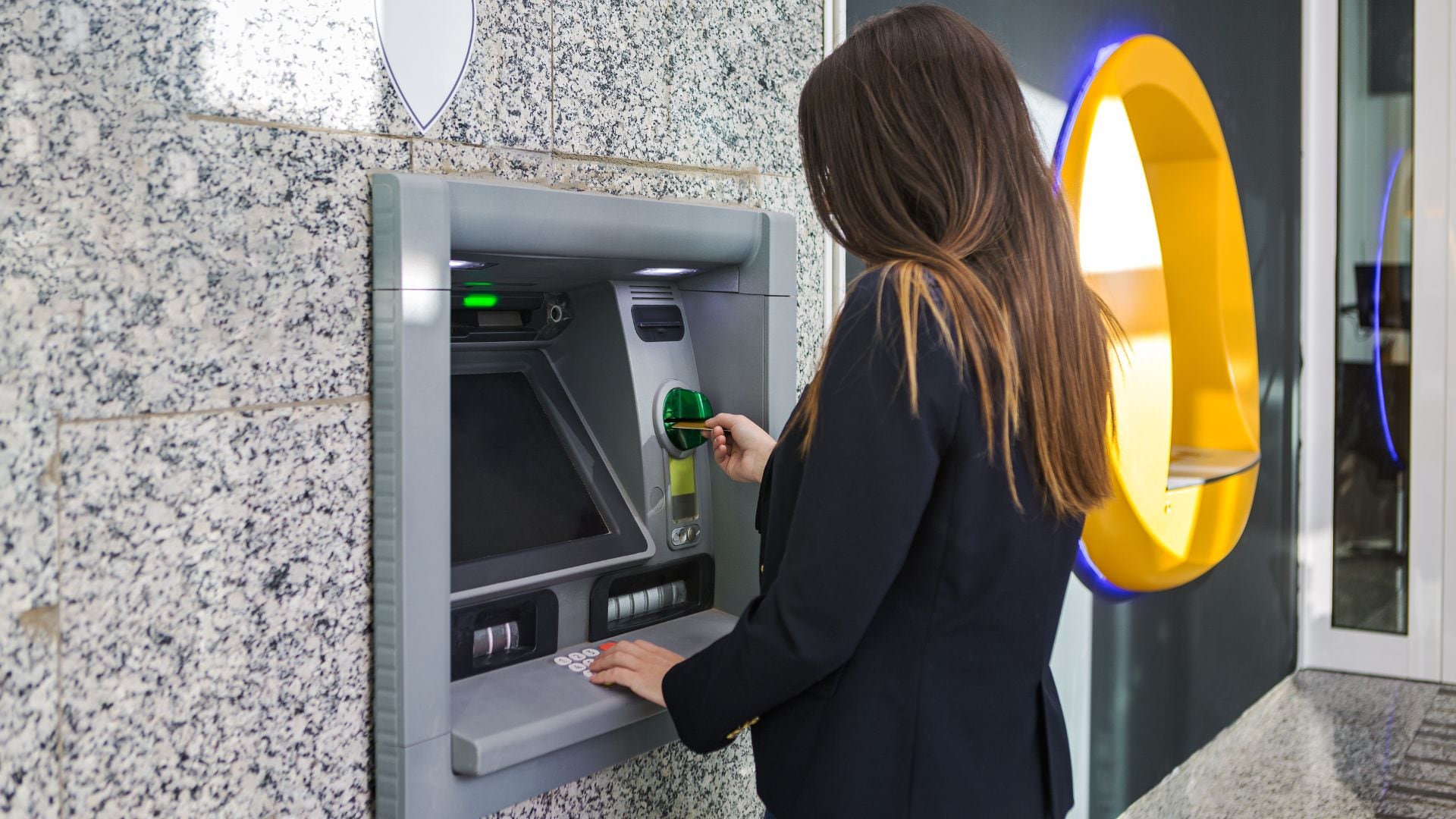 Los ciberdelincuentes han evolucionado sus métodos gracias a nuevas tecnologías, automatización e inteligencia artificial.