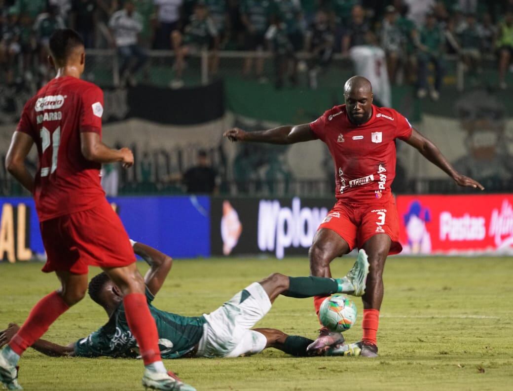 El juego estuvo marcado por varias faltas polémicas.