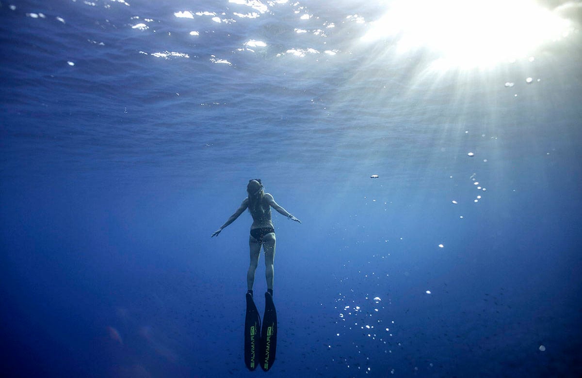 La bióloga marina italiana Monica Blasi nada hacia la superficie, frente a la costa de Filicudi, en el archipiélago siciliano de las islas Eolias, en Italia, el sábado 23 de agosto. Foto: Alessandro Trovati / AP 
