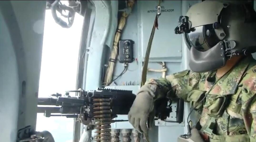 ¡Insólito! a un helicóptero del Ejército se le cayó una ametralladora en plena zona roja de Arauca.