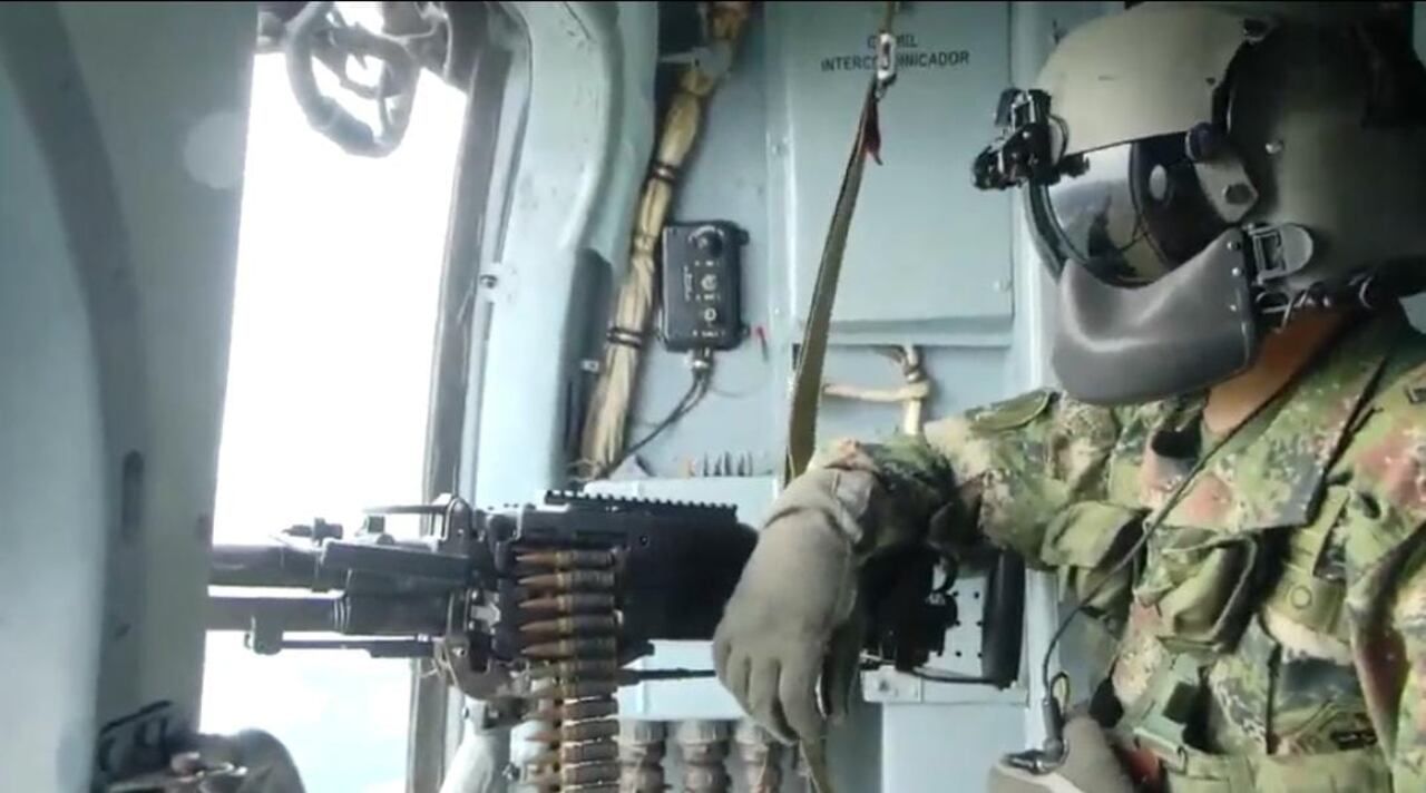 ¡Insólito! a un helicóptero del Ejército se le cayó una ametralladora en plena zona roja de Arauca.