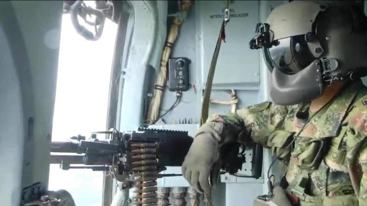 ¡Insólito! a un helicóptero del Ejército se le cayó una ametralladora en plena zona roja de Arauca.