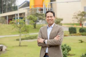 Juan Carlos Moreno, presidente de Pintuco, explica cómo, a lo largo de sus casi tres décadas de trayectoria, su estilo de liderazgo pasó de la autoridad técnica a la cercanía humana y al trabajo en equipo.