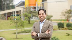 Juan Carlos Moreno, presidente de Pintuco, explica cómo, a lo largo de sus casi tres décadas de trayectoria, su estilo de liderazgo pasó de la autoridad técnica a la cercanía humana y al trabajo en equipo.