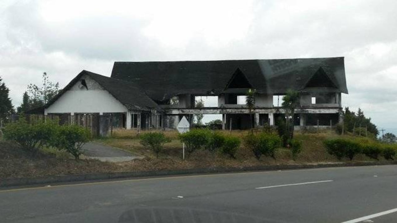 Twitter: @ClaMoralesM