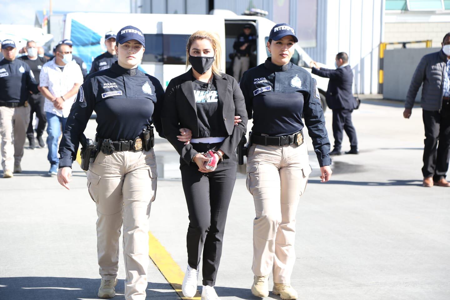 Momento en el que es extraditada la hermana de alias Otoniel.