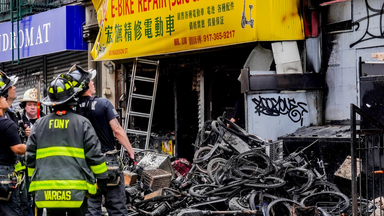 El incendio fue reportado poco después de la medianoche.