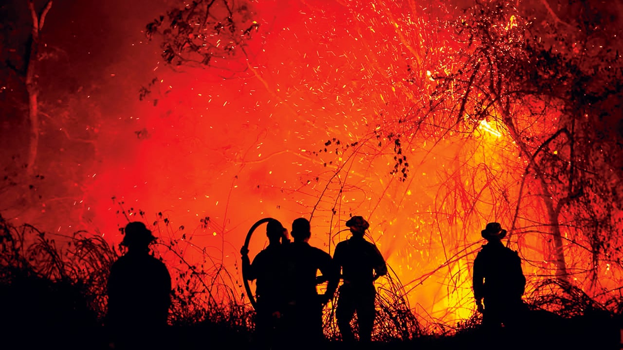 Bomberos de otras regiones han llegado para apoyar las labores de emergencia.