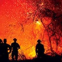 Bomberos de otras regiones han llegado para apoyar las labores de emergencia.