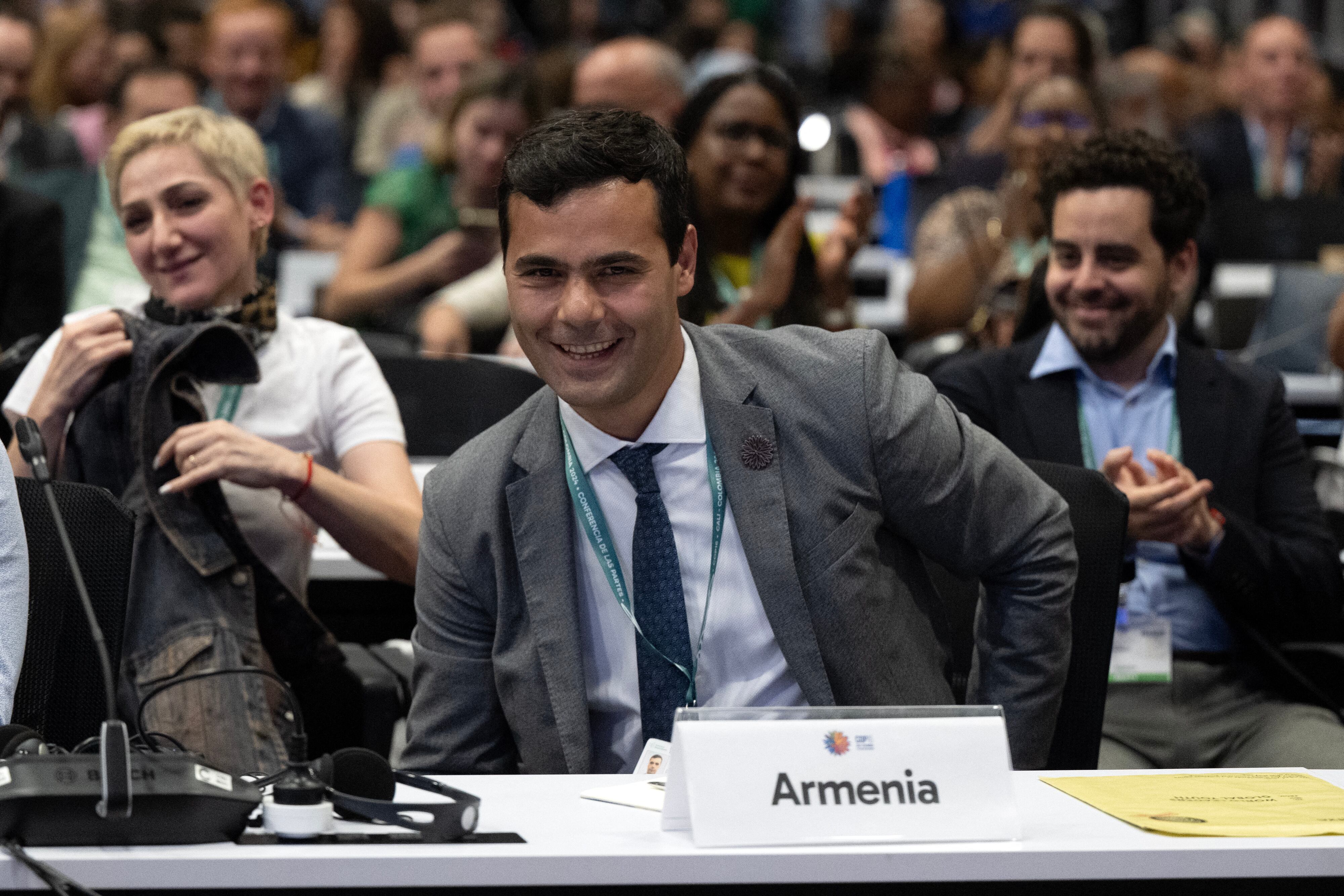 El delegado del canciller de Armenia, Davit Manukyanin, celebra tras conocerse que la próxima Conferencia de las Partes.