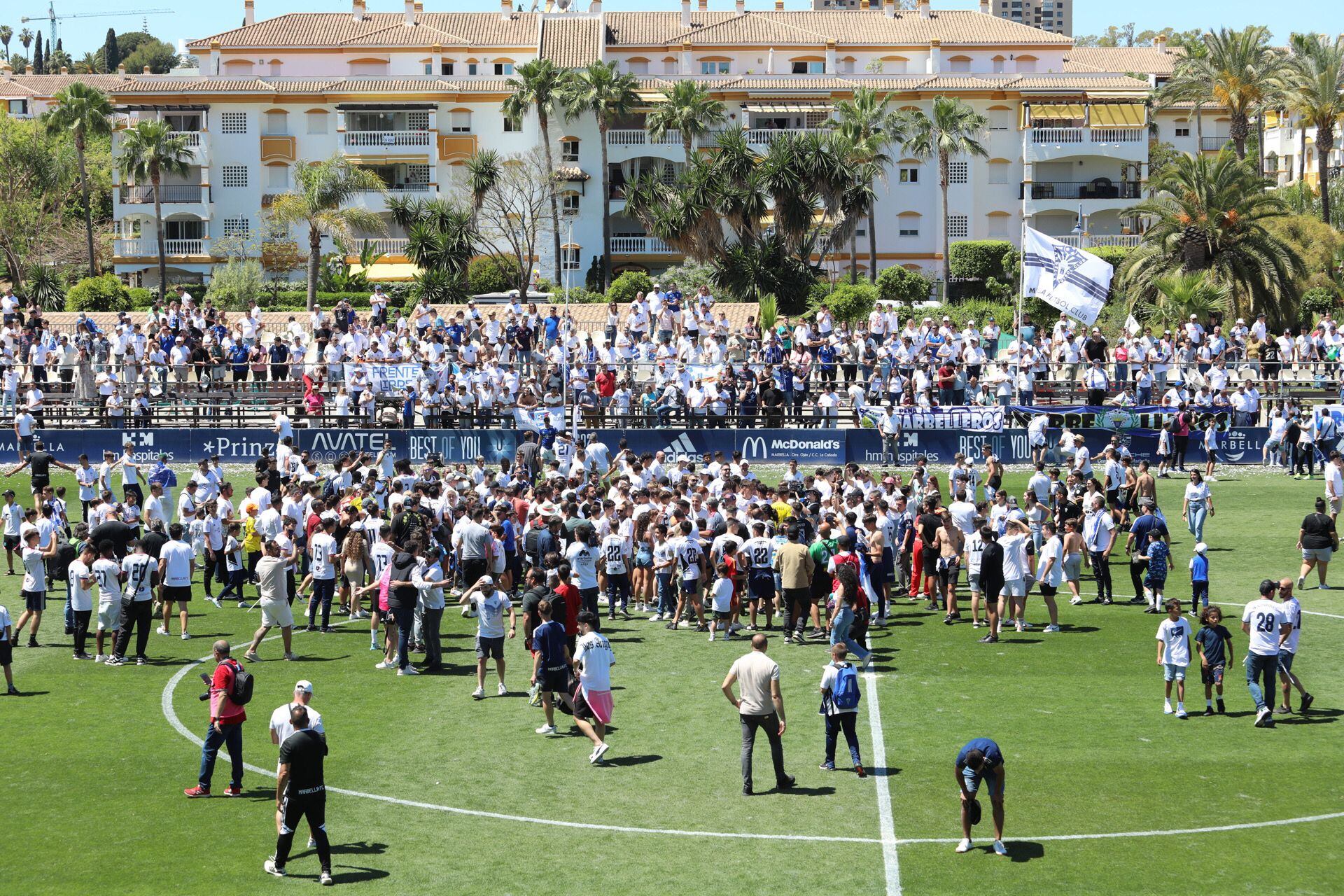 Los hinchas invadieron el campo tras el pitazo final