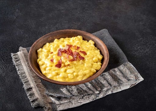 La apariencia y textura cremosa de los macarrones con queso dan vía libre a la creatividad y uso de otros ingredientes o toppings para acompañar.