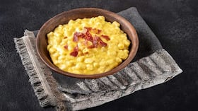 La apariencia y textura cremosa de los macarrones con queso dan vía libre a la creatividad y uso de otros ingredientes o toppings para acompañar.