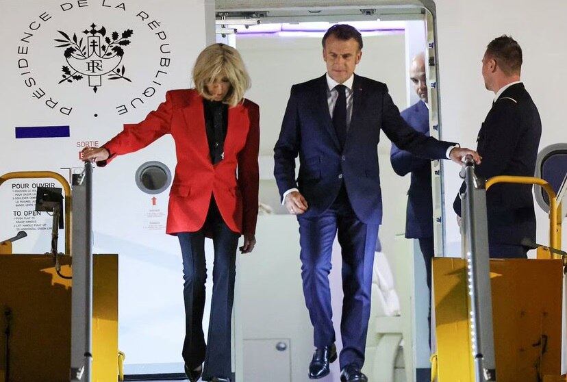 La esposa de Macron le habría murmurado unas palabras antes de comenzar a bajar las escaleras