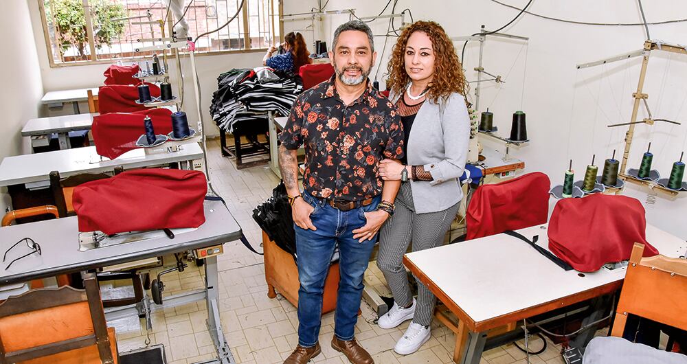 Yudy y Giovanny Chacón tienen una empresa de confección de uniformes desde hace un par de años; sin embargo, desde que empezó la pandemia no han vendido.