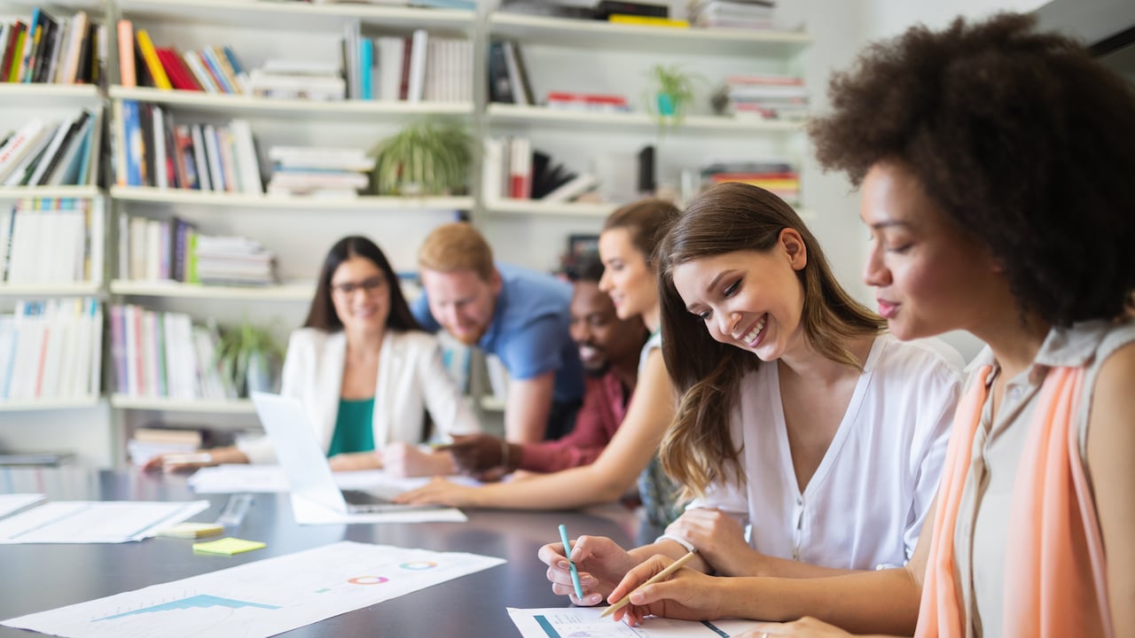 La actividad de ventas genera empleo directo e indirecto, impulsando la economía y el desarrollo social.
