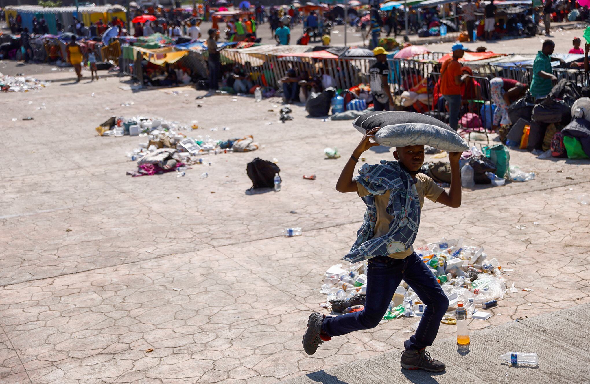Miles de haitianos se reúnen en un campamento en el sur de México para pedir ayuda