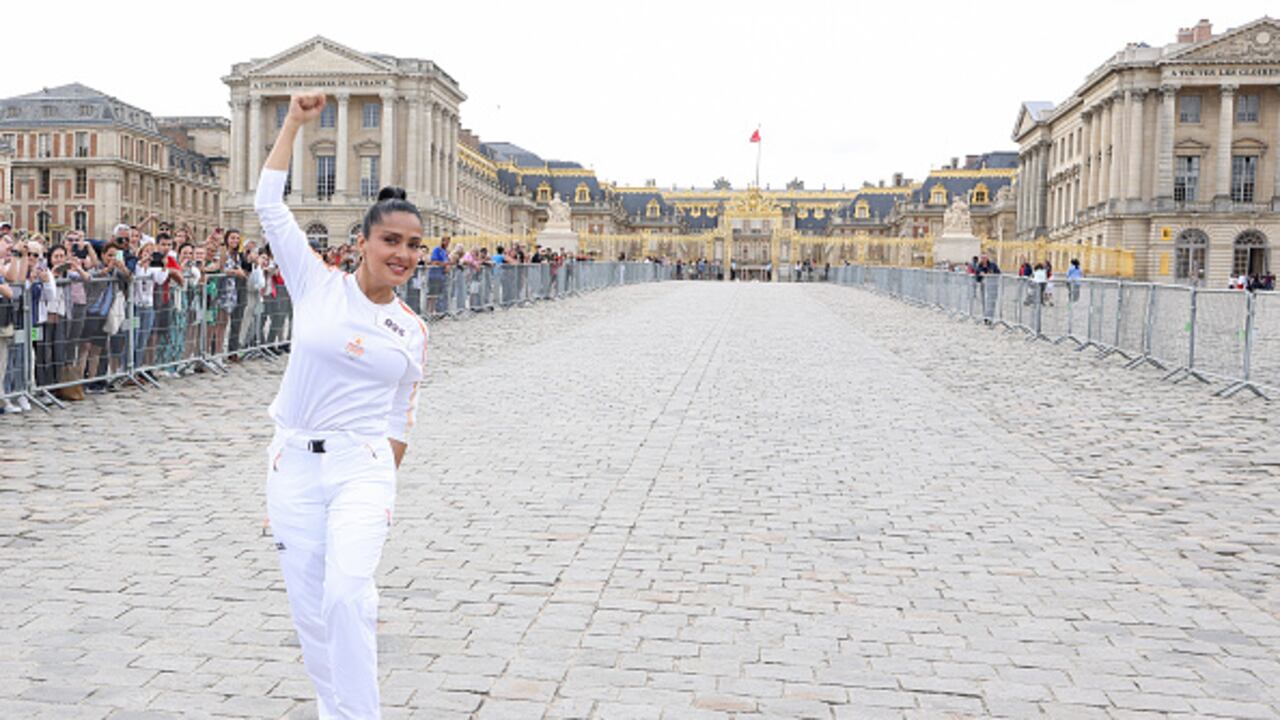 Salma Hayek posa durante el relevo de la antorcha de los Juegos Olímpicos de París en Versalles, Francia. París acogerá los Juegos Olímpicos de verano a partir del viernes 26 de julio.(Photo by Lyvans Boolaky/Getty Images)