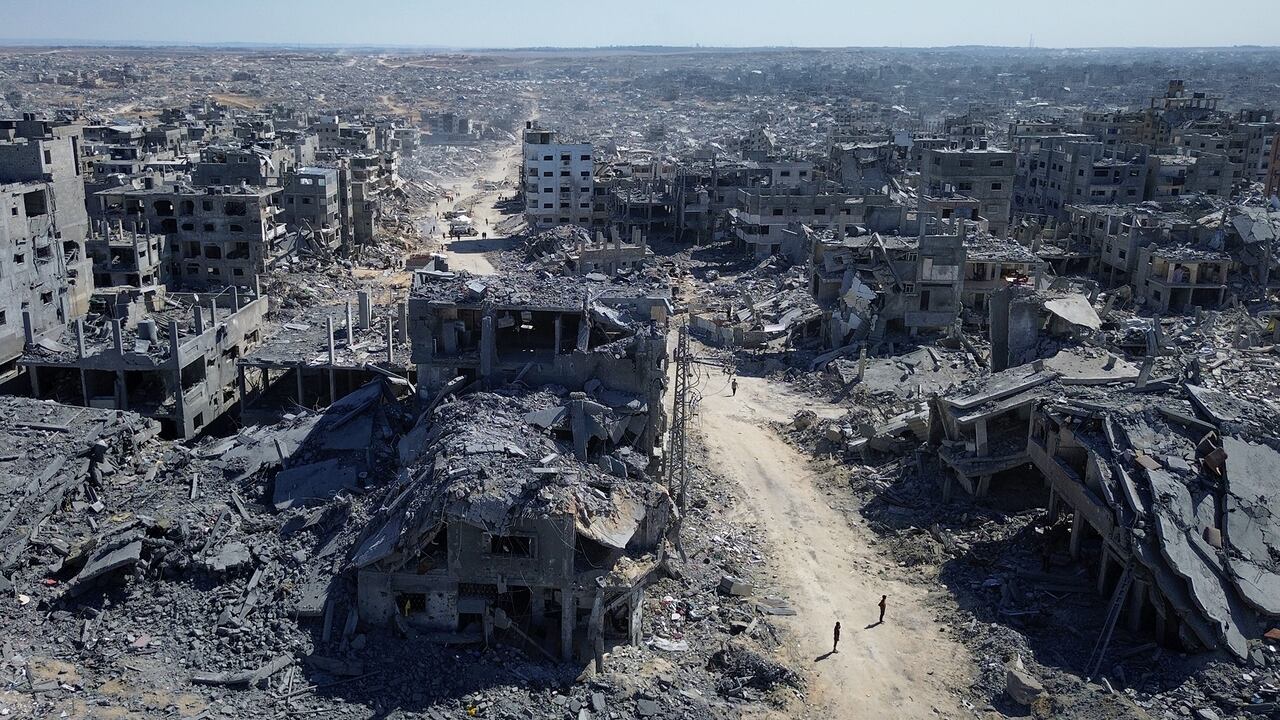 En esta foto con dron, los edificios destruidos durante dos años de bombardeos del ejército israelí se ven en la ciudad de Gaza, el miércoles 15 de octubre de 2025.