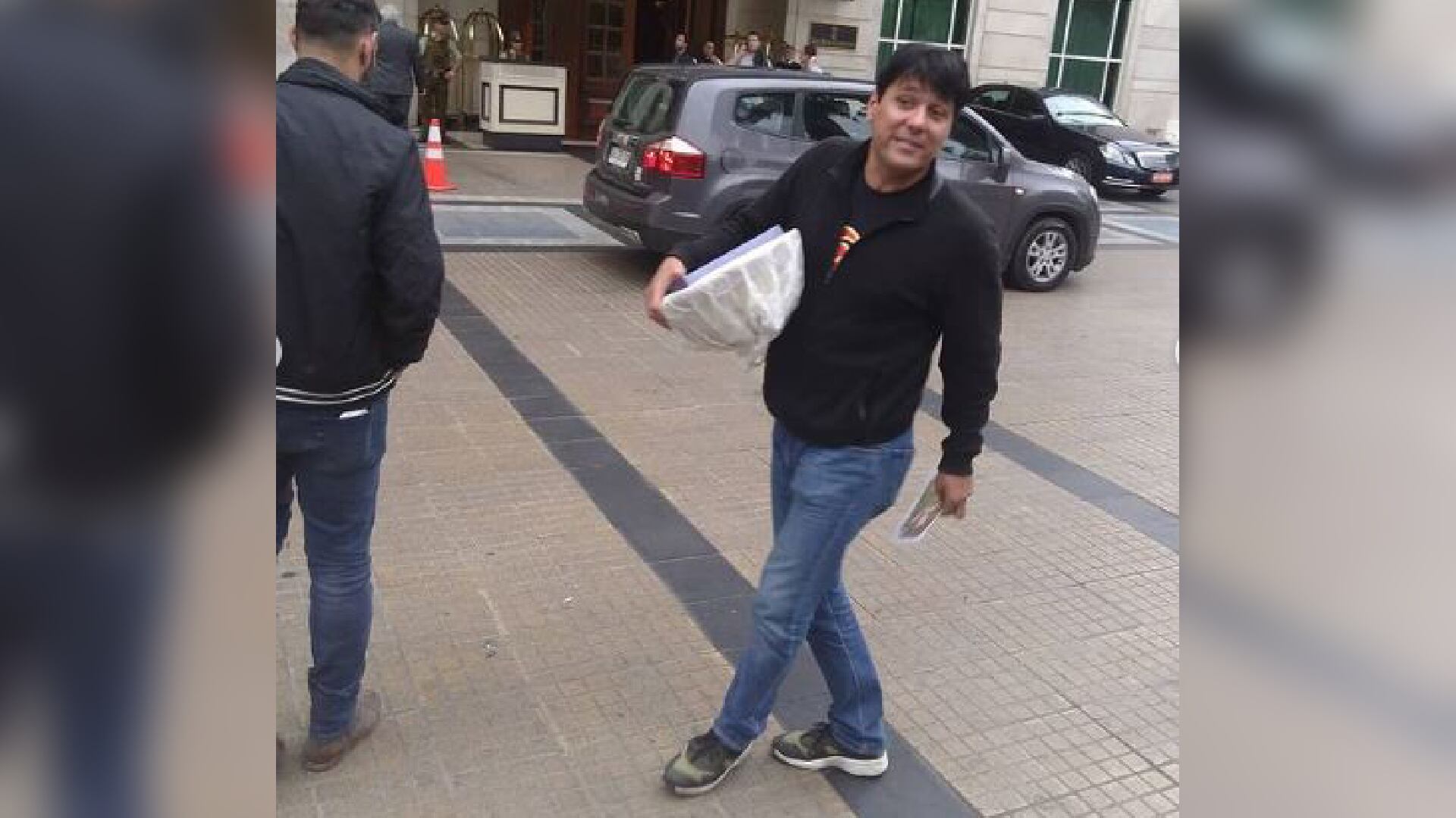 Tonino Mebarak fue abordado por la prensa española cuando llegaba a casa de la cantante.