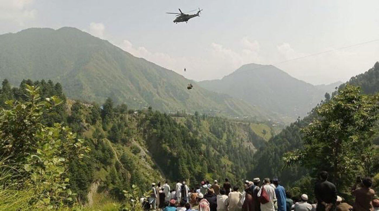 A unos 350 metros sobre el suelo,un teleférico que quedó suspendido con 6 niños y dos adultos a bordo, debido a la rotura de un cable.