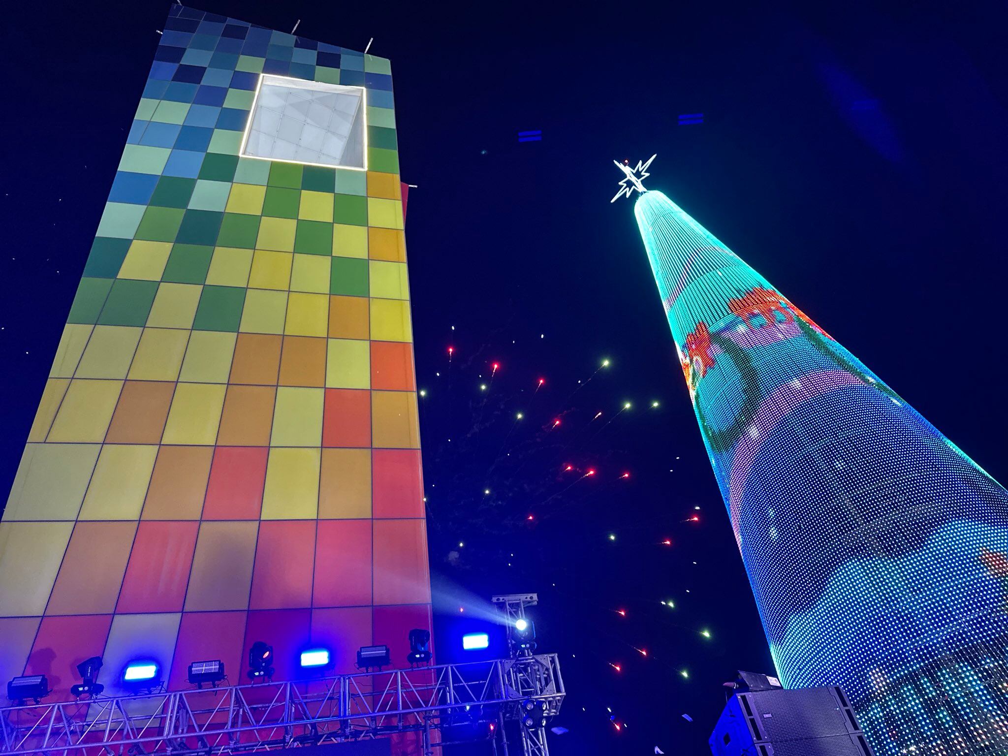 El gran árbol de navidad es una oportunidad para aprovechar la navidad con los seres queridos.